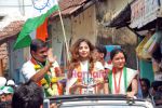 Urmila Matondkar campaigns for Sachin Ahir in Worli, Mumbai on 11th Oct 2009 (2).JPG